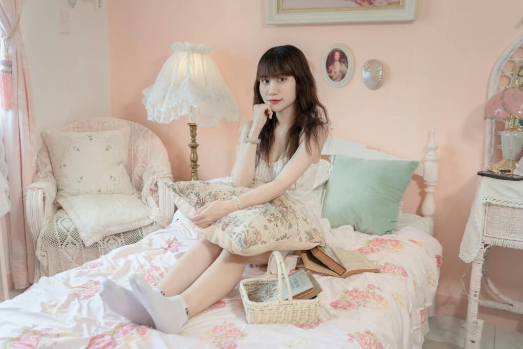 Para decorar a casa durante a reforma sem gastar muito, priorize o planejamento, o reaproveitamento e o DIY. Invista em itens