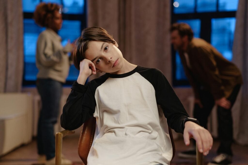 Para gerenciar o estresse familiar durante uma reforma, é crucial estabelecer comunicação clara, definir expectativas realist