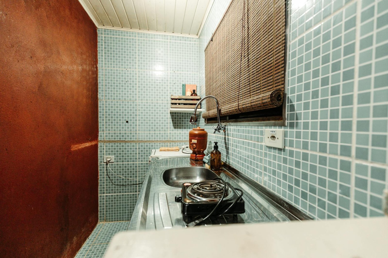 Para otimizar uma cozinha pequena e ganhar espaço, foque em soluções inteligentes: use móveis planejados e multifuncionais, a