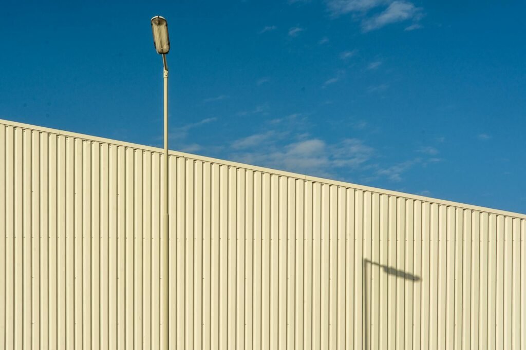 Para uma limpeza pós-obra eficiente e econômica, comece removendo o grosso da sujeira e entulho. Utilize produtos multiuso e