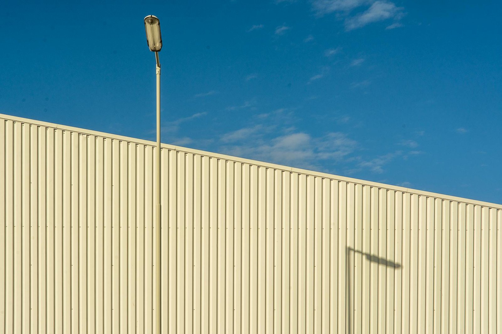 Para uma limpeza pós-obra eficiente e econômica, comece removendo o grosso da sujeira e entulho. Utilize produtos multiuso e