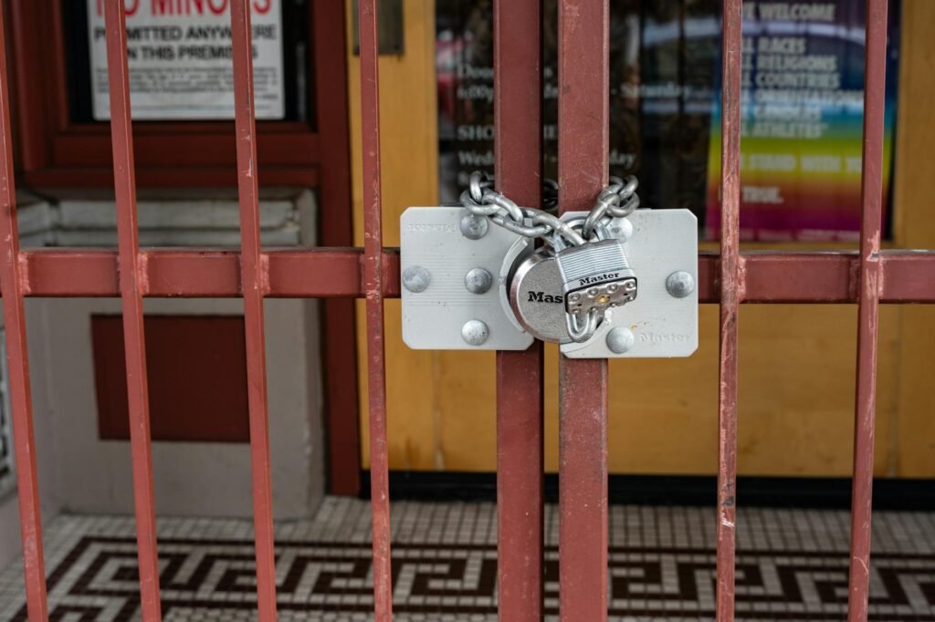 Para muros e portões: tendências de design e segurança para 2026, observe a integração de estética minimalista, materiais sus