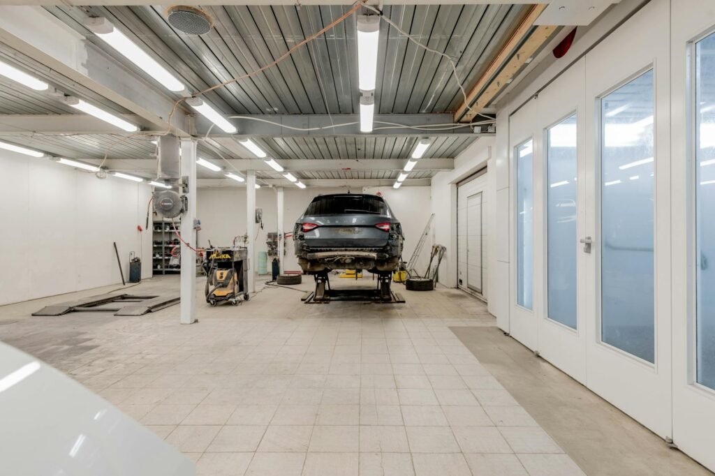 Para reformar sua garagem, comece pelo planejamento detalhado, considerando a funcionalidade e estética. Invista em pisos de