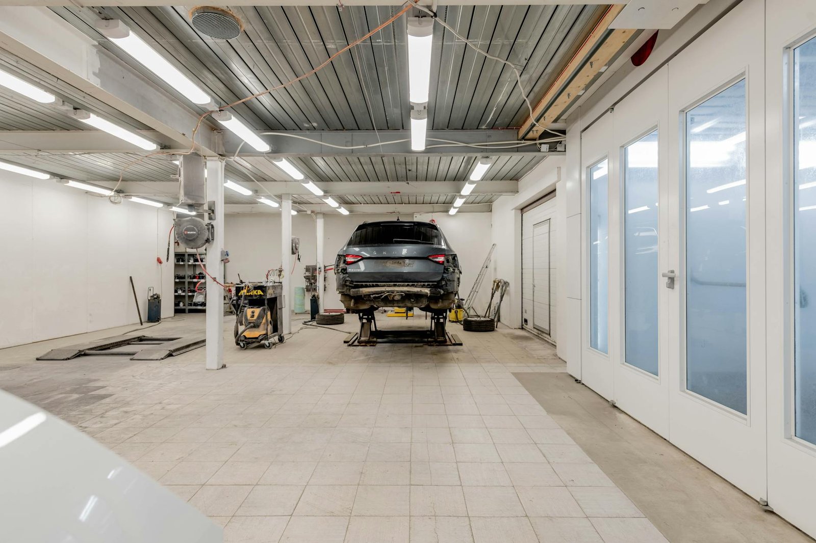 Para reformar sua garagem, comece pelo planejamento detalhado, considerando a funcionalidade e estética. Invista em pisos de