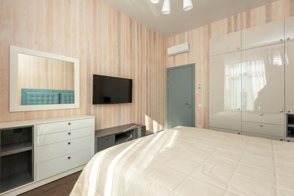 Para reformar um quarto de casal com foco em iluminação e aconchego, planeje a luz natural e artificial estrategicamente, uti