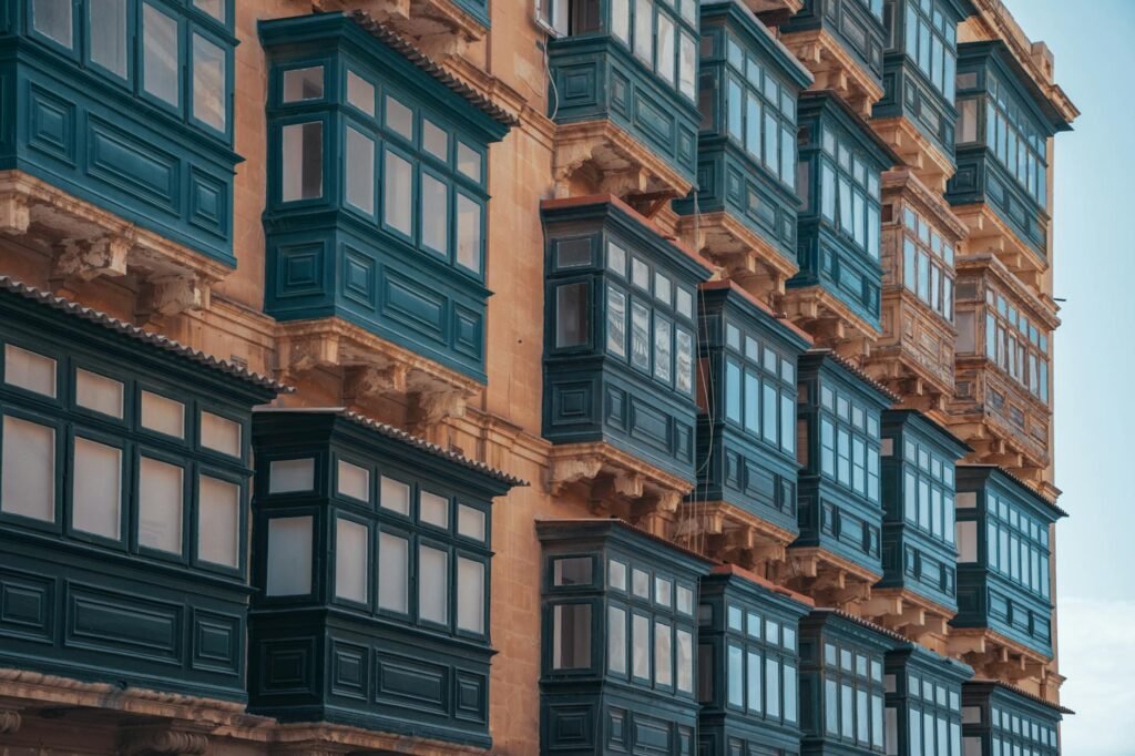 Para **Reforma de sacada: Envidraçamento e nivelamento de piso**, é crucial planejar cuidadosamente, considerando a legislaçã