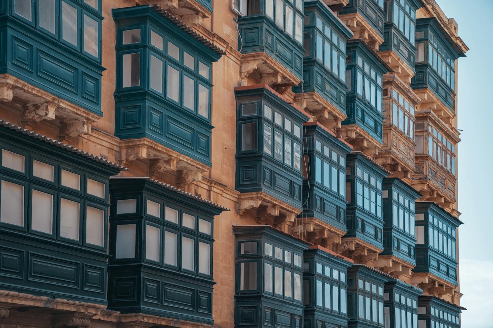 Para **Reforma de sacada: Envidraçamento e nivelamento de piso**, é crucial planejar cuidadosamente, considerando a legislaçã