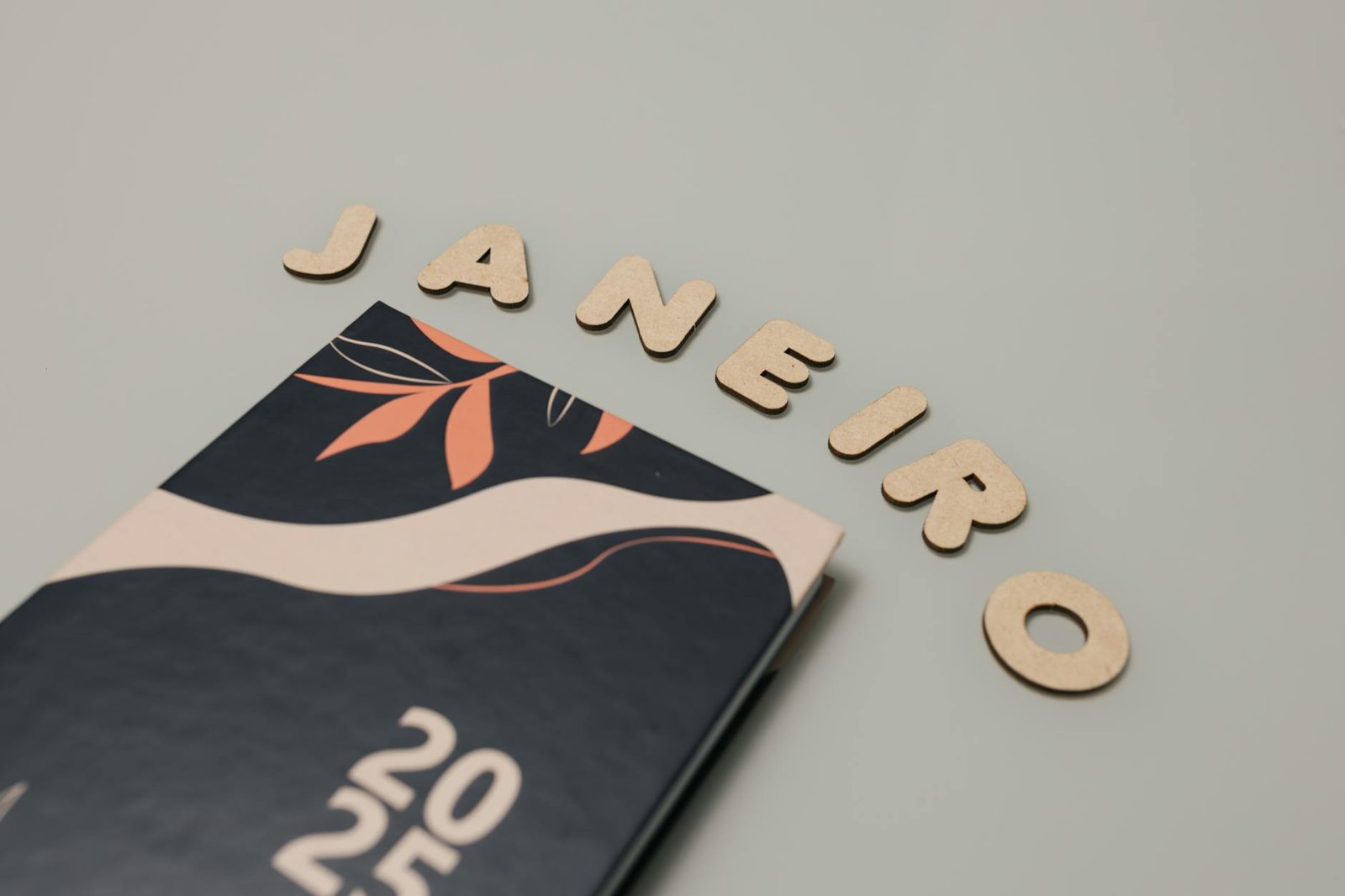 Identidade Visual Profissional Barata: O Guia Definitivo para Empreendedores com Pouco Dinheiro — como criar uma identidade v