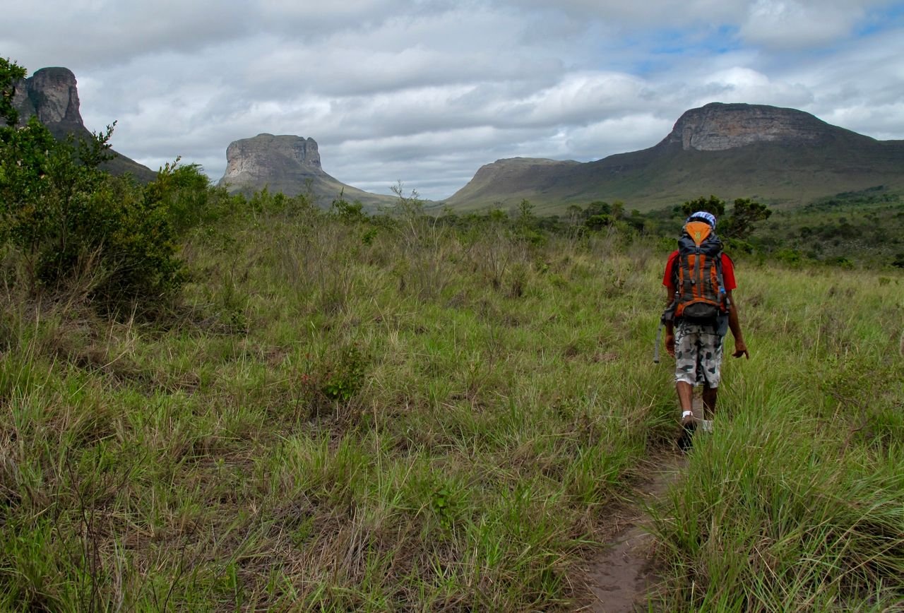 Caminhadas em trilhas para melhorar o condicionamento físico